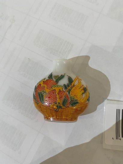 null Tabatière en verre émaillé polychrome à décor des trois abondances dans un panier....