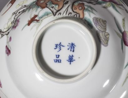 null Bol en porcelaine de la Famille Rose à décor de chauve-souris et de pêches

Chine,...