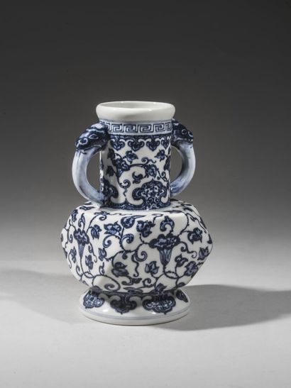 null Ensemble de trois porcelaines bleu blanc

Chine, XXème siècle 

dont un vase...