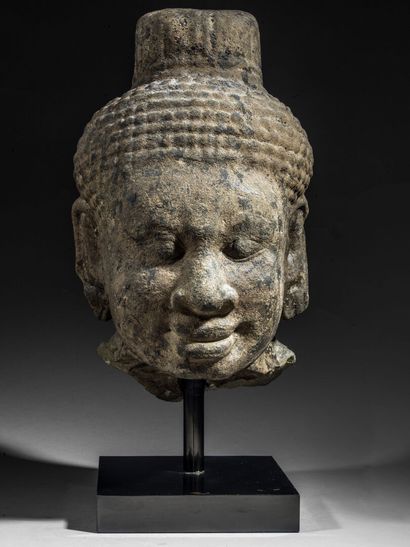 null Tête en grès sculpté figurant Bouddha

Art Khmer, Bayon, XII-XIIIe siècle

Soclé

H...
