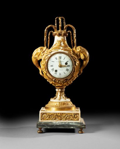 null Pendule en marbre et bronze doré 

Epoque Louis XVI, vers 1780, d'après un modèle...