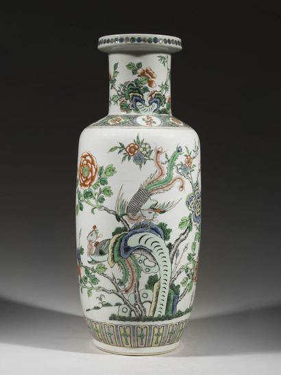 Vase en porcelaine dans le style de la Famille...