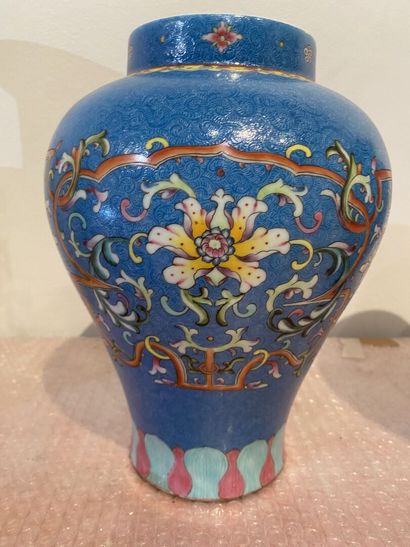 null Paire de vases couverts en porcelaine de la Famille Rose 

Chine, marque apocryphe...