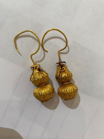 null PAIRE DE BOUCLES D'OREILLES en or

Chine, dynastie Ming

L : 6 cm

PB : 12.45...