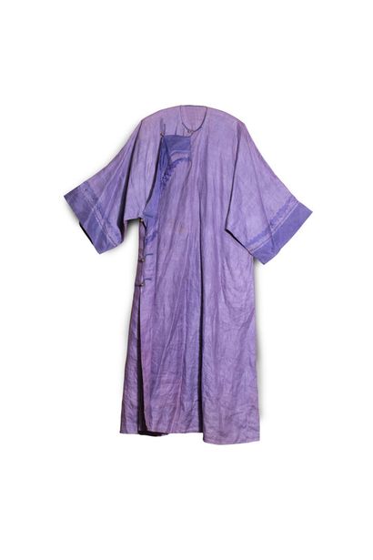 null Trois robes en soie rose et bleu nuit

Chine, Dynastie Qing, XIXème siècle 

(usures...