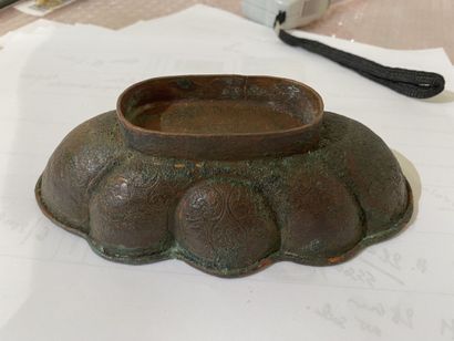 null Incised copper bowl with poly-lobed edges 

China

decorated with birds clashing...