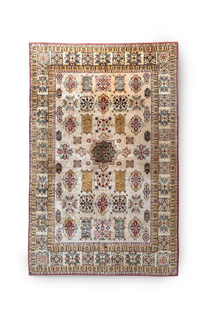 null Rectangular silk carpet decorated with geometric patterns

197 x 139 cm

(1215...