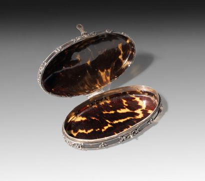 null Oval box in silver and tortoiseshell

19th century 

L : 12 cm

(2530)