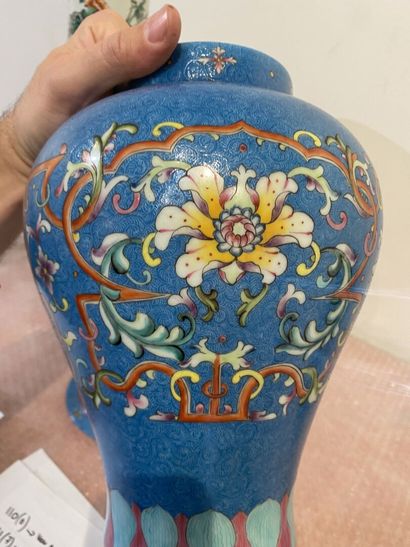 null Paire de vases couverts en porcelaine de la Famille Rose 

Chine, marque apocryphe...