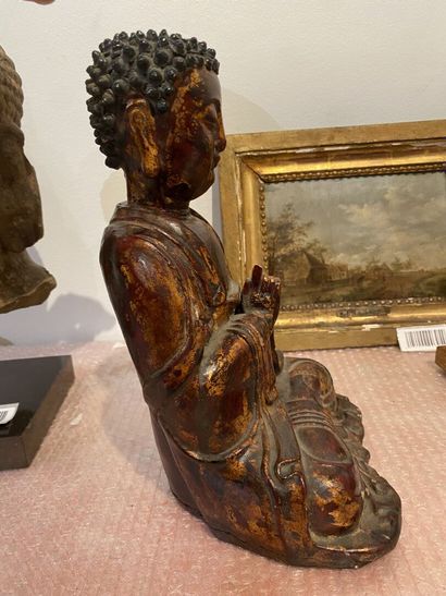 null Statuette de bouddha en bois sculpté laqué or 

Chine, dynastie Ming, XVIIe...