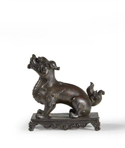 Statuette en bronze de lion assis sur un...