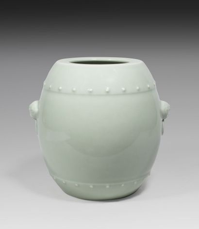 null Vase en forme de tonneau en porcelaine émaillée céladon

Chine, marque apocryphe...