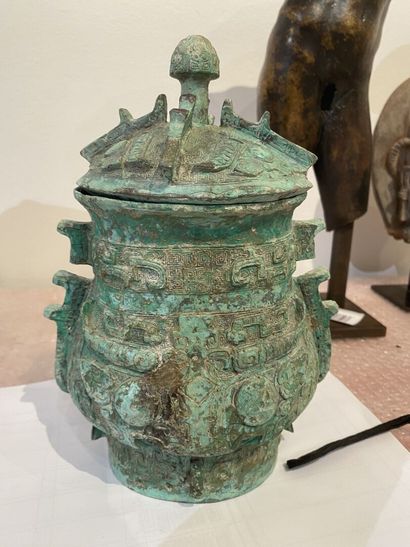 null Vase de forme Gui couvert en bronze

Chine, Style archaïque 

à décor de masque...