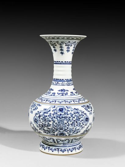Vase en porcelaine bleu blanc pansu à col...