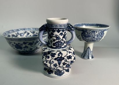 Ensemble de trois porcelaines bleu blanc

Chine,...