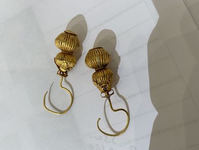 null PAIR OF GOLD EARRINGS

China, Ming dynasty

L : 6 cm

PB : 15.08 gr

(1762)