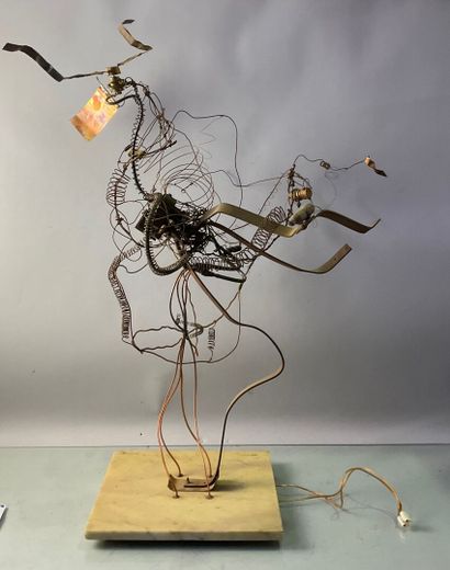 null Olivier MATTEI 

Volatile

Sculpture animée en métal et pierre, électrifié

signée...