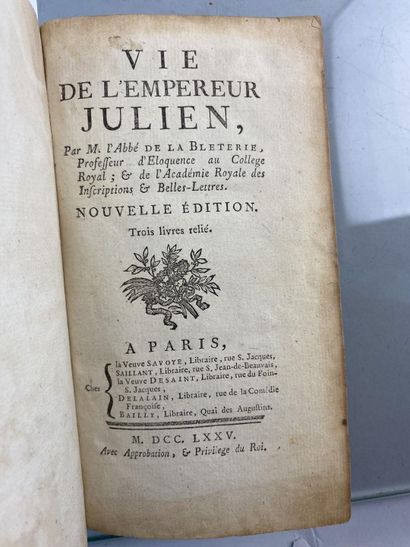null [Reliure aux armes de Louis XVI] Abbé de LA BLETERIE.
Vie de l'Empereur Julien....
