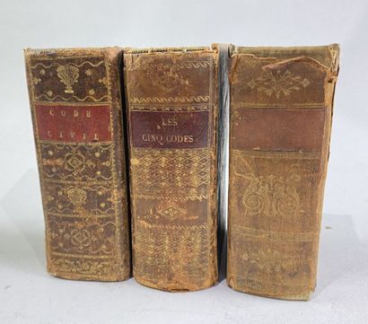 null [DROIT] Lot de 3 volumes in-12 reliés pleine basane usée, dos lisses :
- Tous...