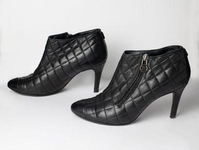 null CHANEL
Pair of quilted leather boots. Size 38
In its box
