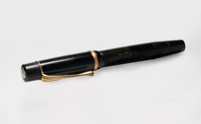 null MONTBLANC
Black resin and gold metal fountain pen.