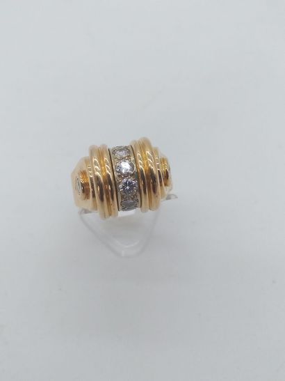 null Ring circa 1940 in gold 750°/00 with scrolls separated by a line of 6 brilliants...