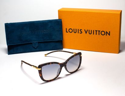 null LOUIS VUITTON
Pair of sunglasses in gold metal, leather and plastic. 
In its...