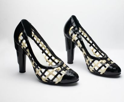 null CHANEL. 
Pair of braided patent shoes. Size 39. 
In its box. 