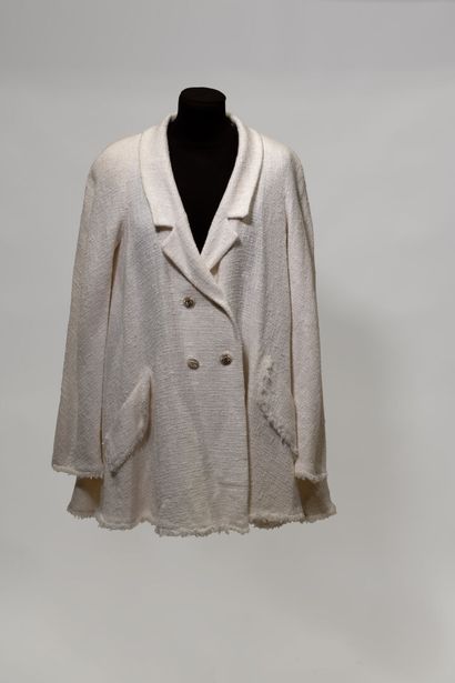 null CHANEL
Cream tweed jacket with silver and white lacquered buttons with double...