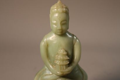 null CHINE, vers 1900	
Statuette d'Amitayus en jade (néphrite) céladon, assis en...