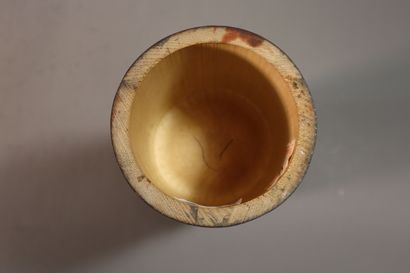 null CHINE, vers 1900	
Trois pots à pinceaux et un pot couvert en bambou 
sculpté...
