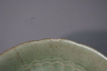 null CHINA, Longquan kilns, SONG Dynasty (960 - 1279)
Celadon glazed stoneware bowl...