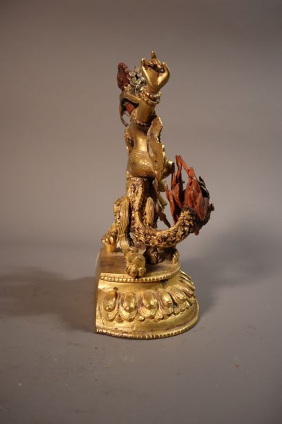 null TIBET, vers 1900	
Statuette de Jambhala blanc en bronze doré
assis sur un dragon...