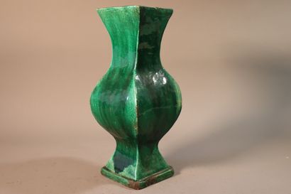 null CHINE, Dynastie MING (1368 - 1644)	
Vase de forme "fanghu" en grès émaillé vert....