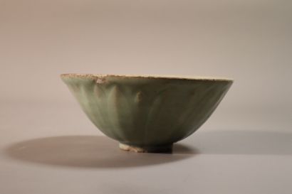 null CHINA, Longquan kilns, SONG Dynasty (960 - 1279)
Bowl in celadon glazed stoneware
with...