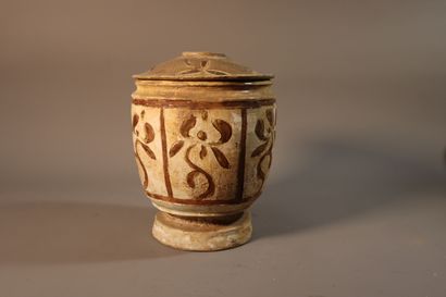 null VIETNAM, Tanhoa, XIIe/XIVe siècle
Pot sur pied en grès émaillé beige et brun...