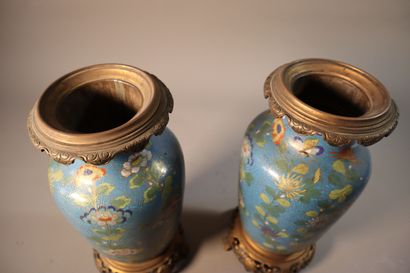 null CHINE, XIXe siècle	
Garniture comprenant une paire de vases balustres et une...