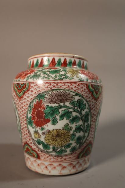 null CHINE, Epoque KANGXI, (1662 - 1722)	
Pot en porcelaine décorée en émaux verts,...