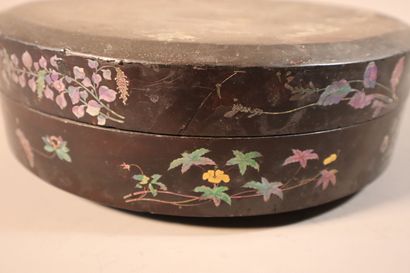 null JAPAN, RYUKYU, EDO period (1603 - 1868), 18th century
Round-shaped lacquer box...
