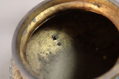 null CHINE, XIXe siècle	
Brûle-parfum tripode à deux anses en bronze doré et émaux...