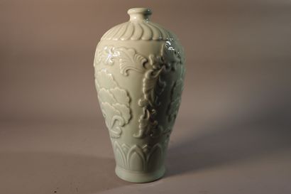 null CHINE, XXe siècle
Vase de forme meiping en porcelaine émaillée céladon moulée...