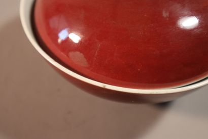 null CHINE, XIXe siècle	
Bol couvert en porcelaine émaillée rouge de cuivre. 
Diam....