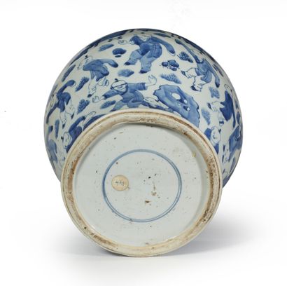 null CHINA, KANGXI period (1662 - 1722)
Porcelain baluster jug decorated in blue...