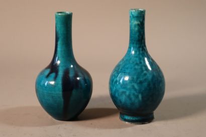 null CHINE, Epoque KANGXI (1662 - 1722)	
Deux vases bouteille en porcelaine émaillée...