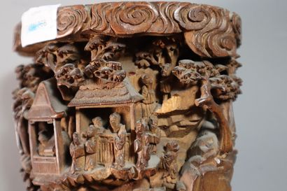 null CHINE, XIXe siècle	
Grand porte-pinceaux en bambou 
sculpté en relief de cavaliers...