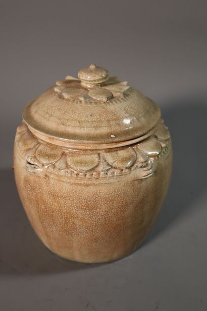 null VIETNAM, Tanhoa, DYNASTIE LY, XIe/XIIIe siècle	
Pot couvert en grès émaillé...