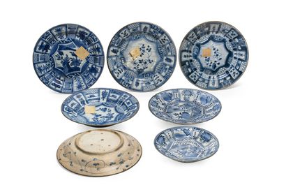 null CHINA, Kraak, 17th century
Set of five porcelain bowls and one cup 
decorated...