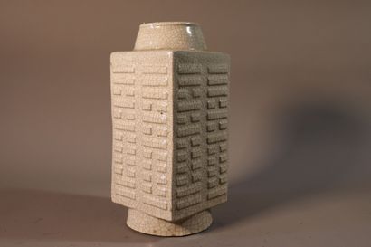 null CHINE, XIXe siècle	
Vase de forme "cong" en grès émaillé céladon craquelé de...