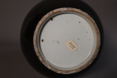 null CHINE, XIXe siècle	
Vase de forme "shangping" en porcelaine émaillée noire....
