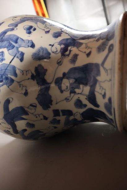 null CHINA, KANGXI period (1662 - 1722)
Porcelain baluster jug decorated in blue...